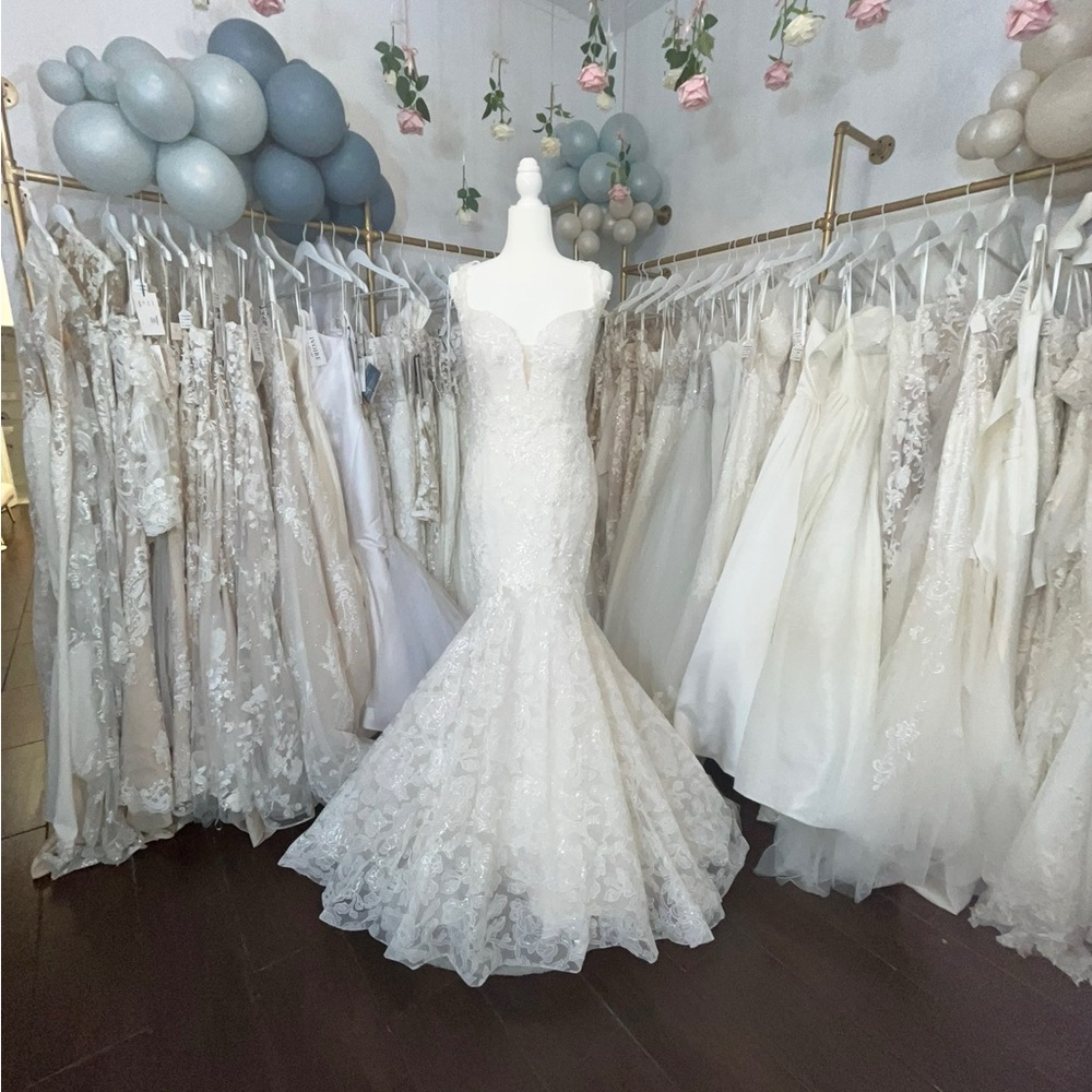 Elegant White Lace Wedding Gown